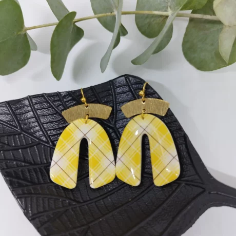 Boucles d'oreilles polymère jaune quadrillage blanc