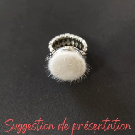 Bouton pression pompon blanc monté sur bague à clip interchangeable