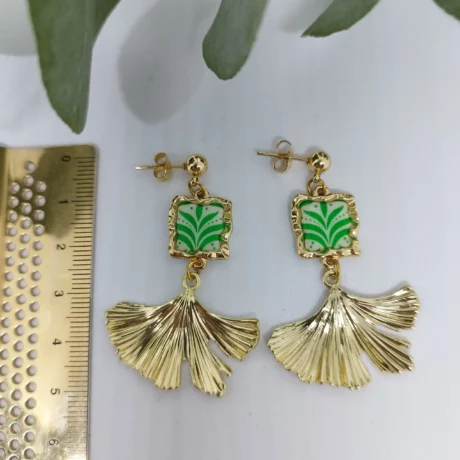 Boucles d'oreilles dorée motif vert dans carré et feuille de ginkgo