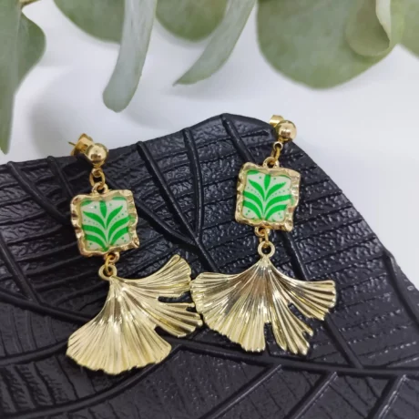 Boucles d'oreilles dorée motif vert dans carré et feuille de ginkgo