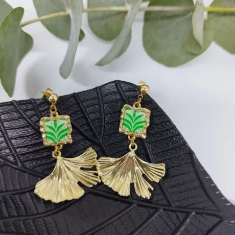 Boucles d'oreilles dorée motif vert dans carré et feuille de ginkgo