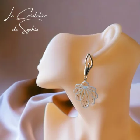 Boucles d'oreilles danseuse jupon blanc transparent et paillettes d'or