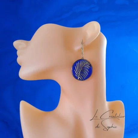 Boucles d'oreilles rondes, feuille palmier dorée fond bleu roi