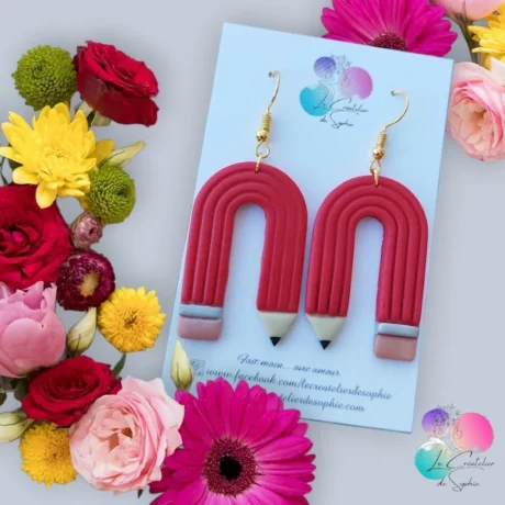 Boucles d'oreilles en forme de crayon rouge crochet doré - idée cadeau maîtresse