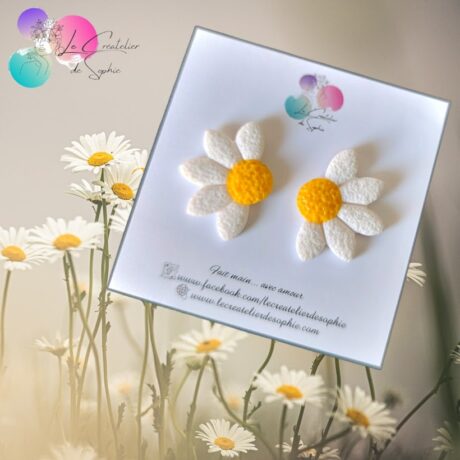 Boucles d'oreilles forme demie marguerite blanche coeur jaune