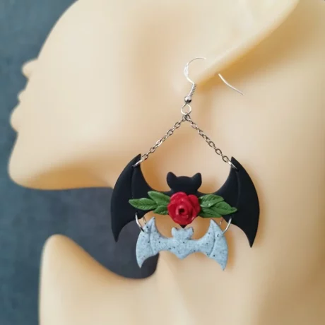 Boucles d'oreilles en argile polymère gothiques raffinées chauve-souris noire et grise Halloween et rose rouge