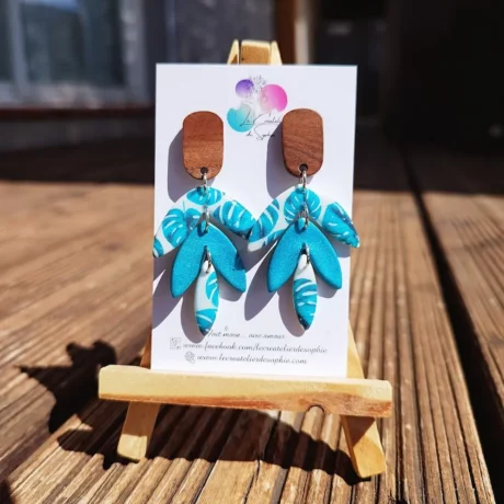 Boucles d'Oreilles-TRIO-ginkgo-bleu-bois-argente sur chevalet